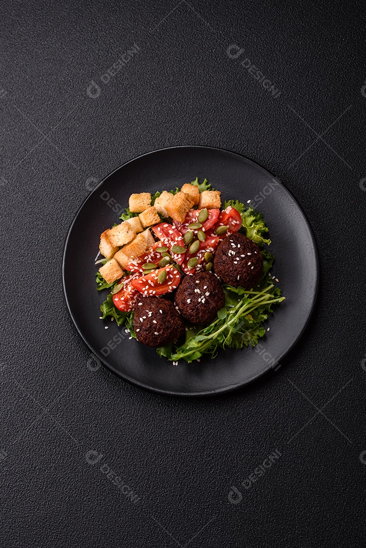 Imagem mostra um prato de falafel