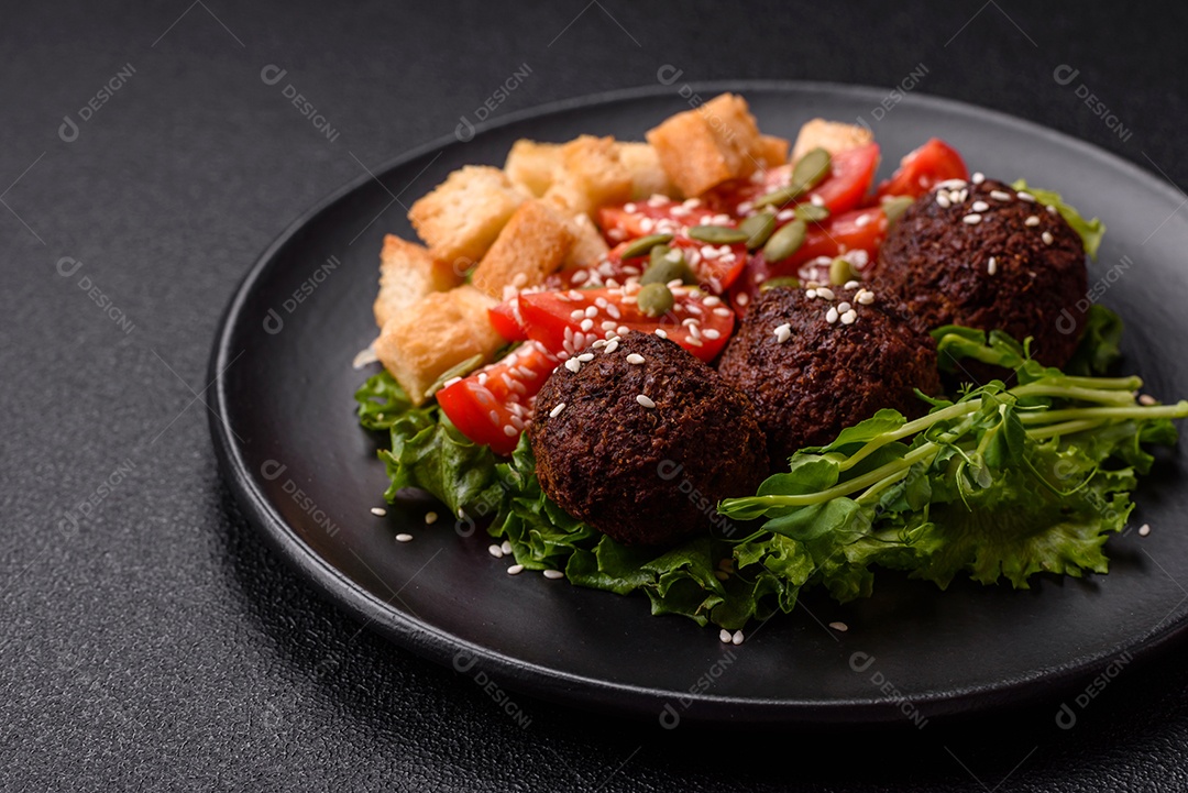 Imagem mostra um prato de falafel