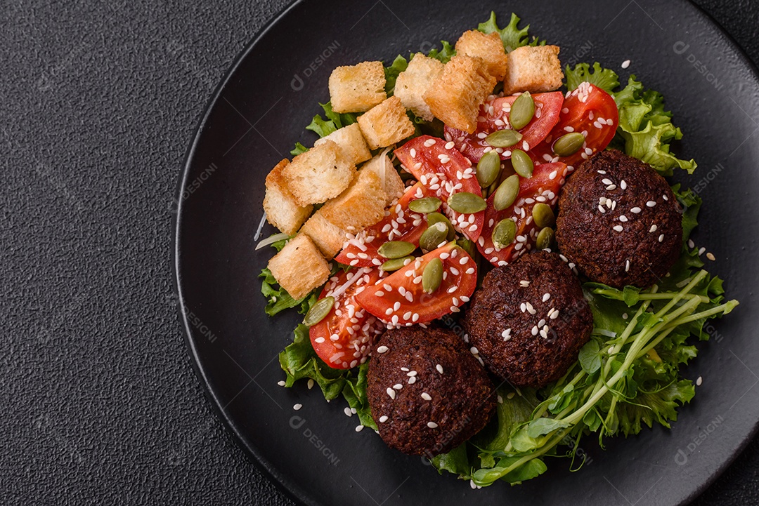 Imagem mostra um prato de falafel