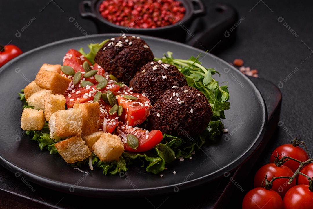 Imagem mostra um prato de falafel