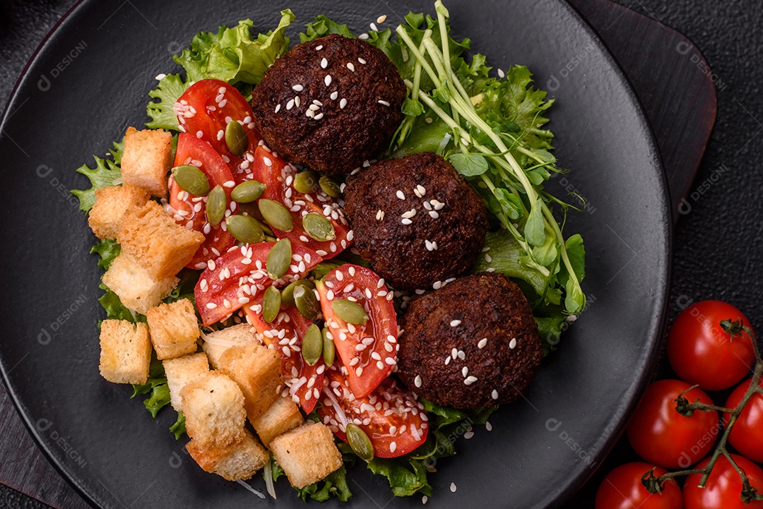 Imagem mostra um prato de falafel