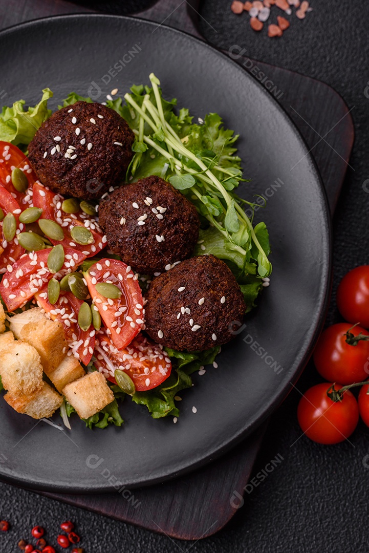 Imagem mostra um prato de falafel