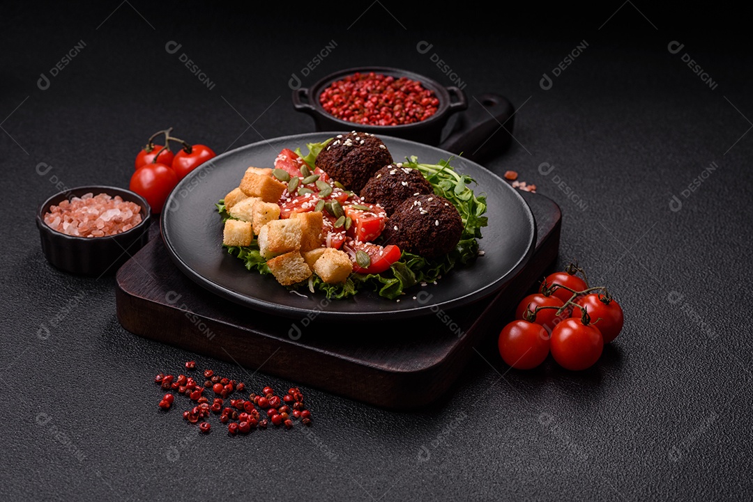 Imagem mostra um prato de falafel