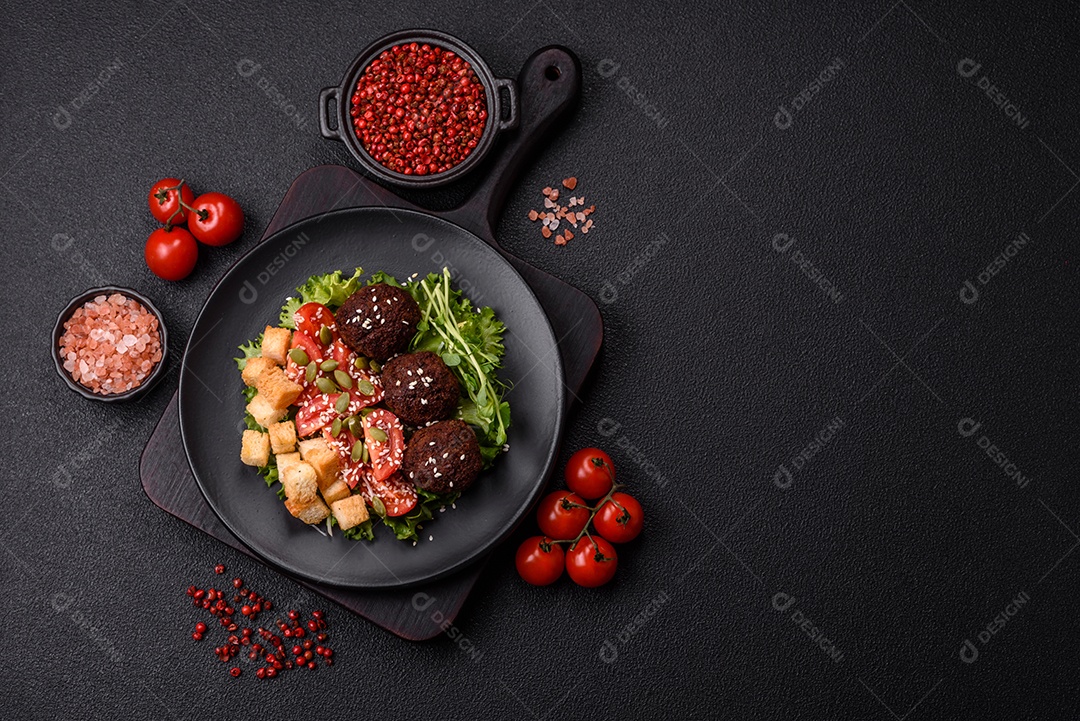 Imagem mostra um prato de falafel