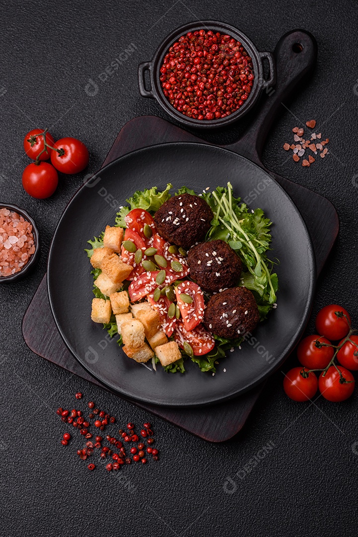 Imagem mostra um prato de falafel