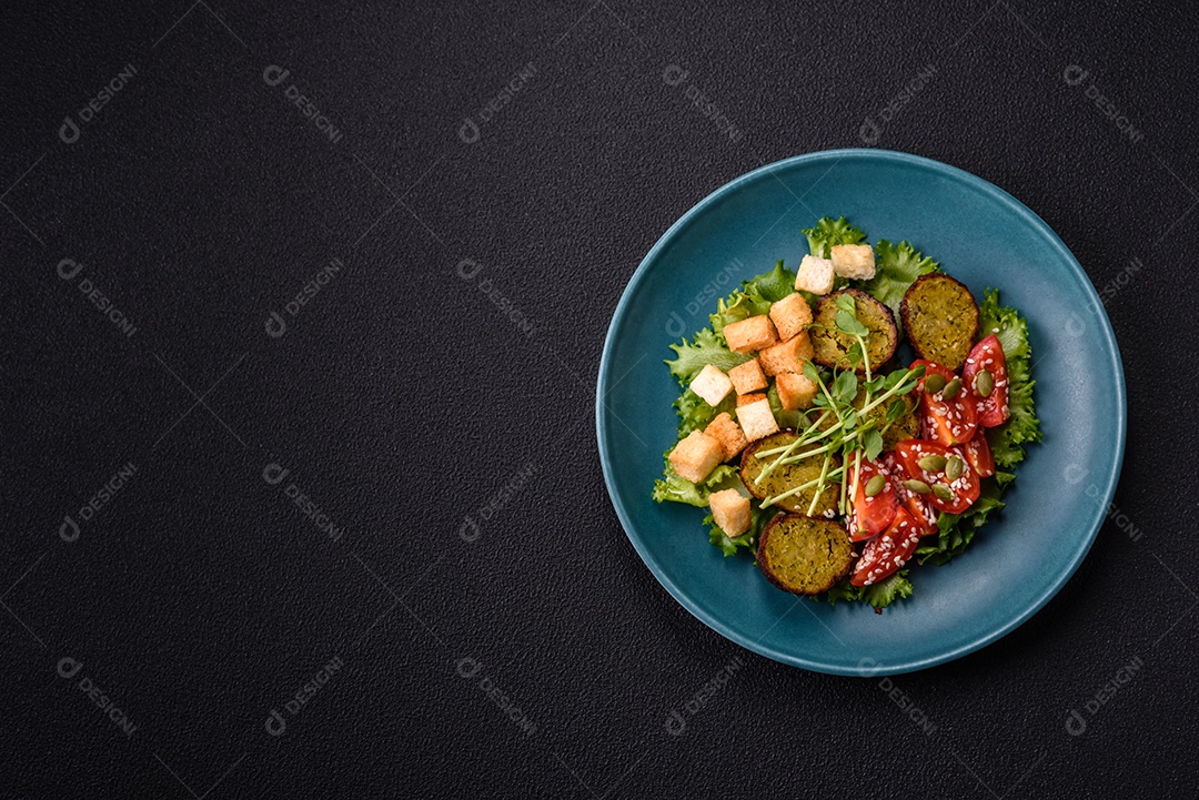 Imagem mostra um prato de falafel