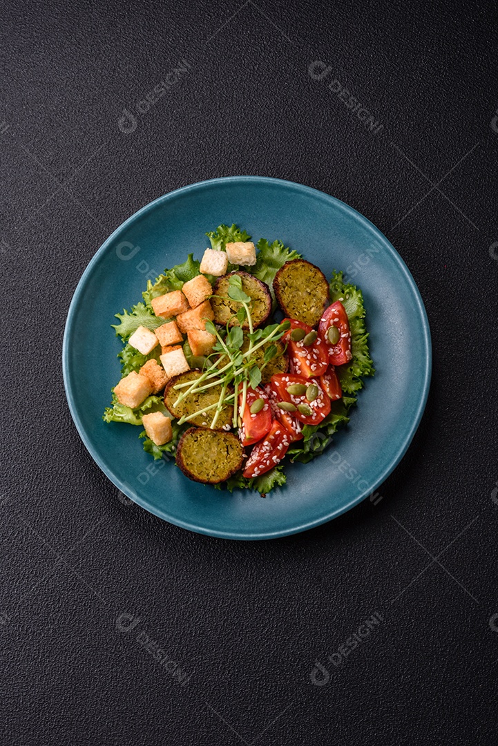 Imagem mostra um prato de falafel