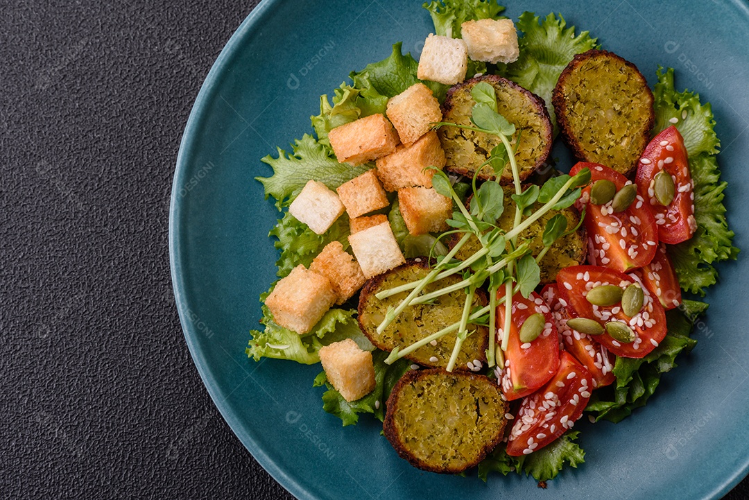 Imagem mostra um prato de falafel