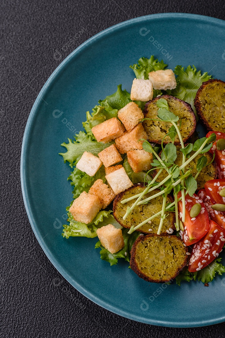 Imagem mostra um prato de falafel