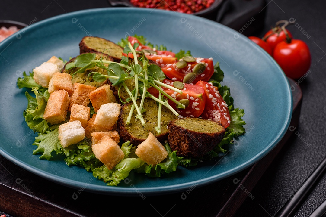 Imagem mostra um prato de falafel