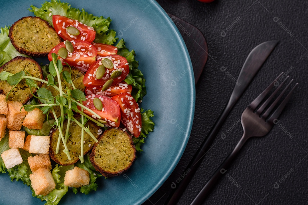 Imagem mostra um prato de falafel