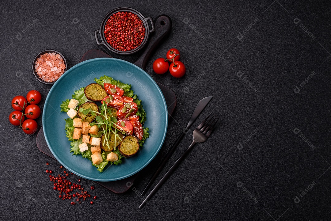 Imagem mostra um prato de falafel