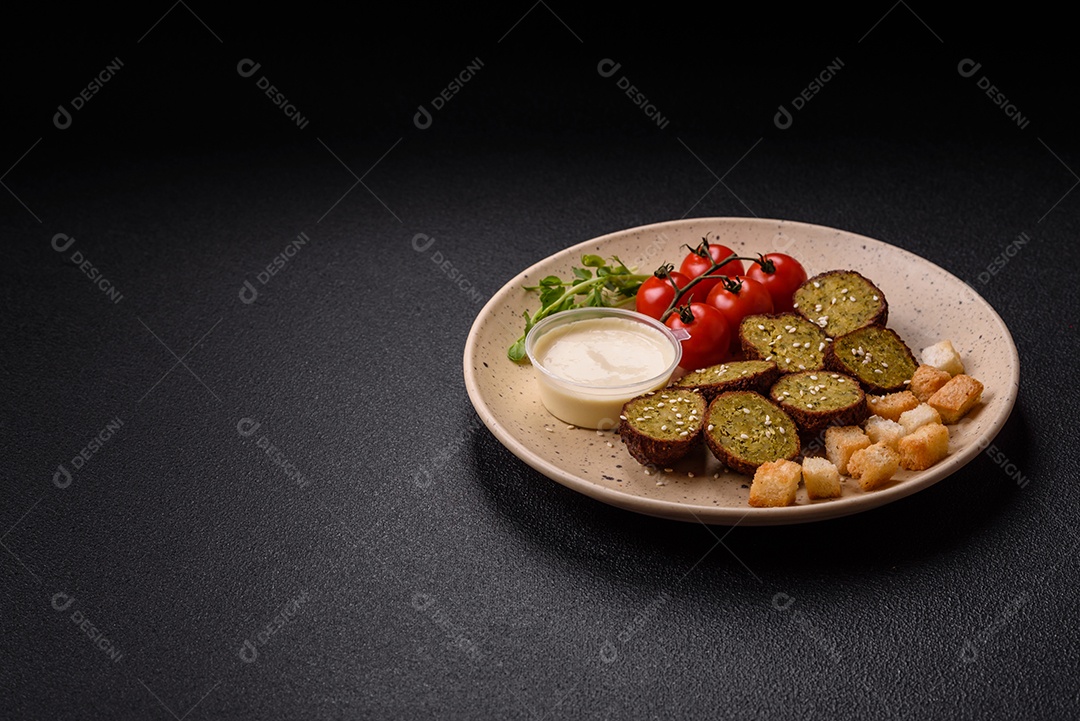 Imagem mostra um prato de falafel