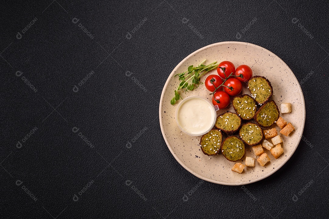 Imagem mostra um prato de falafel