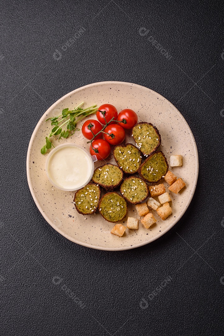 Imagem mostra um prato de falafel