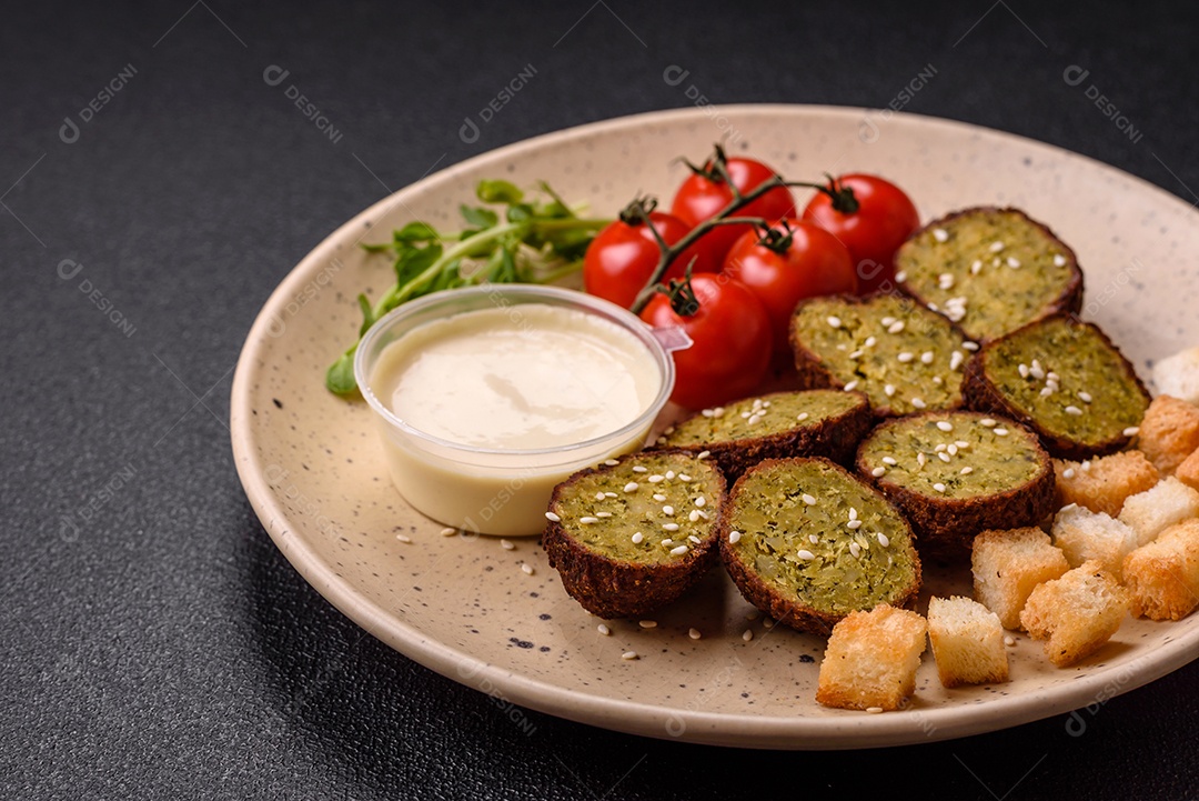 Imagem mostra um prato de falafel