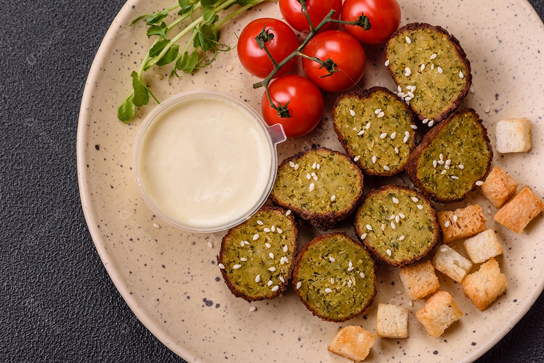Imagem mostra um prato de falafel