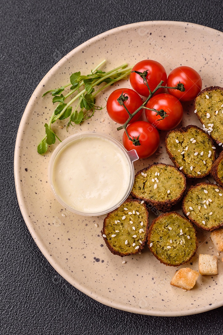 Imagem mostra um prato de falafel