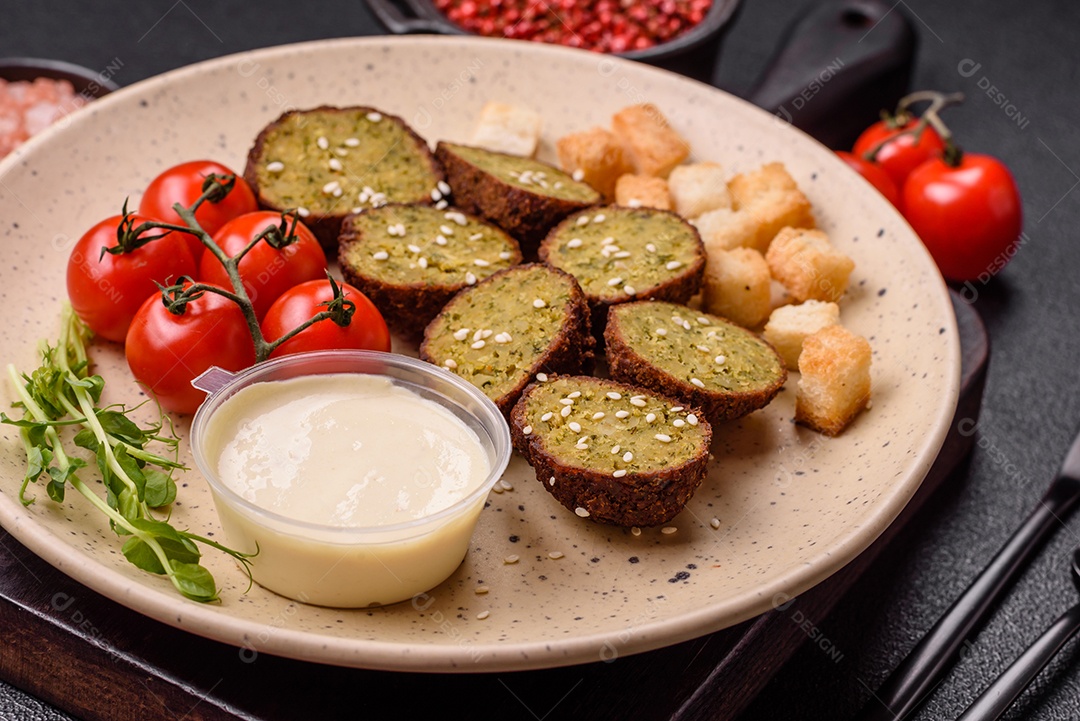 Imagem mostra um prato de falafel