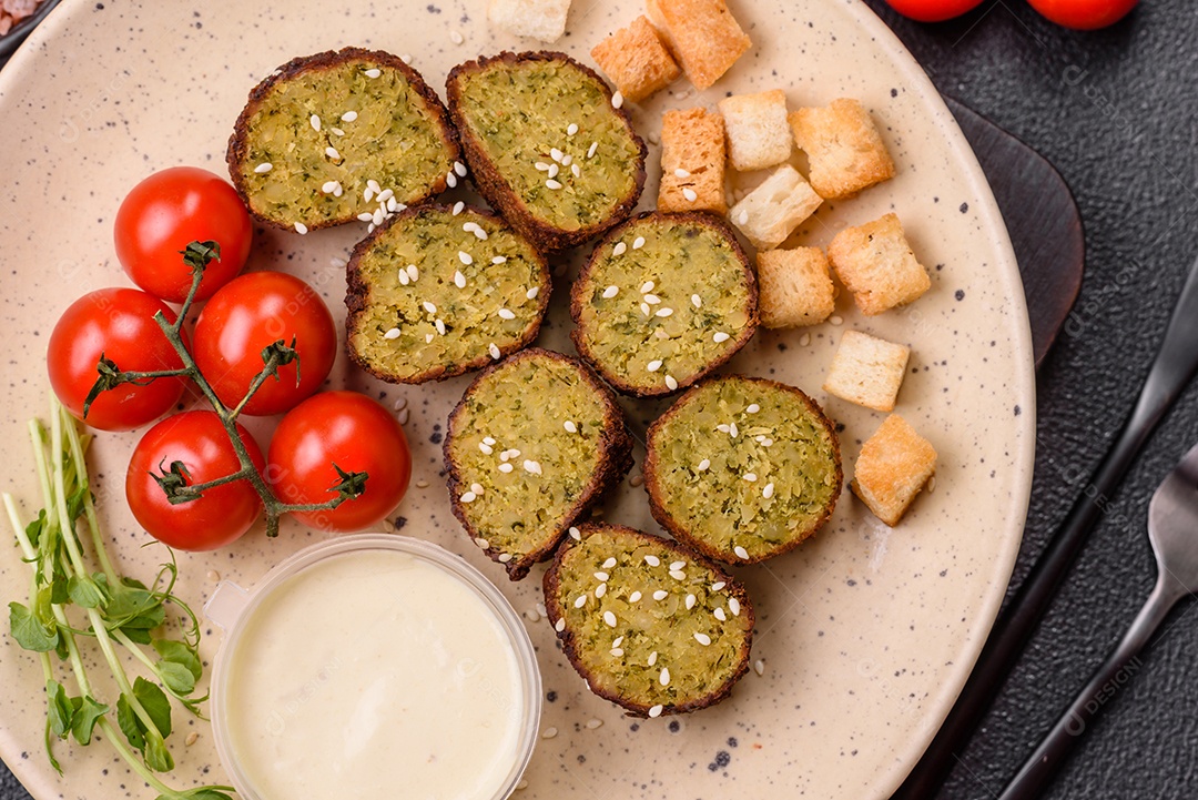 Imagem mostra um prato de falafel