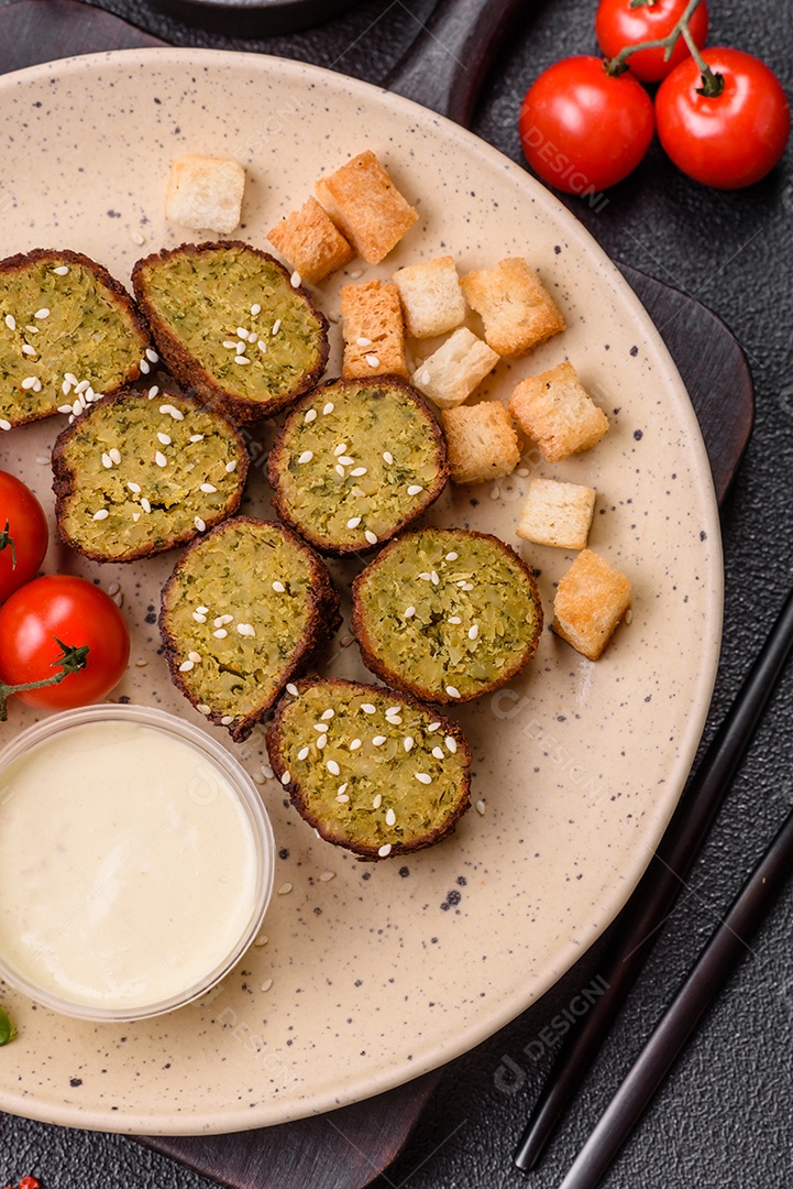 Imagem mostra um prato de falafel