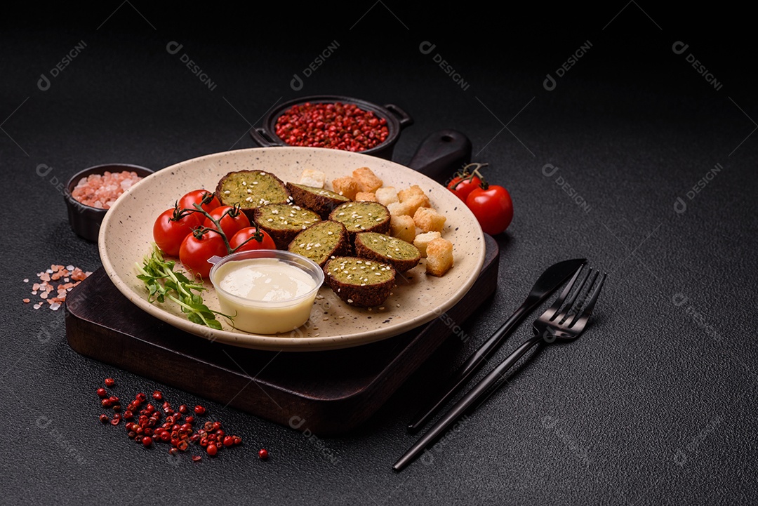 Imagem mostra um prato de falafel