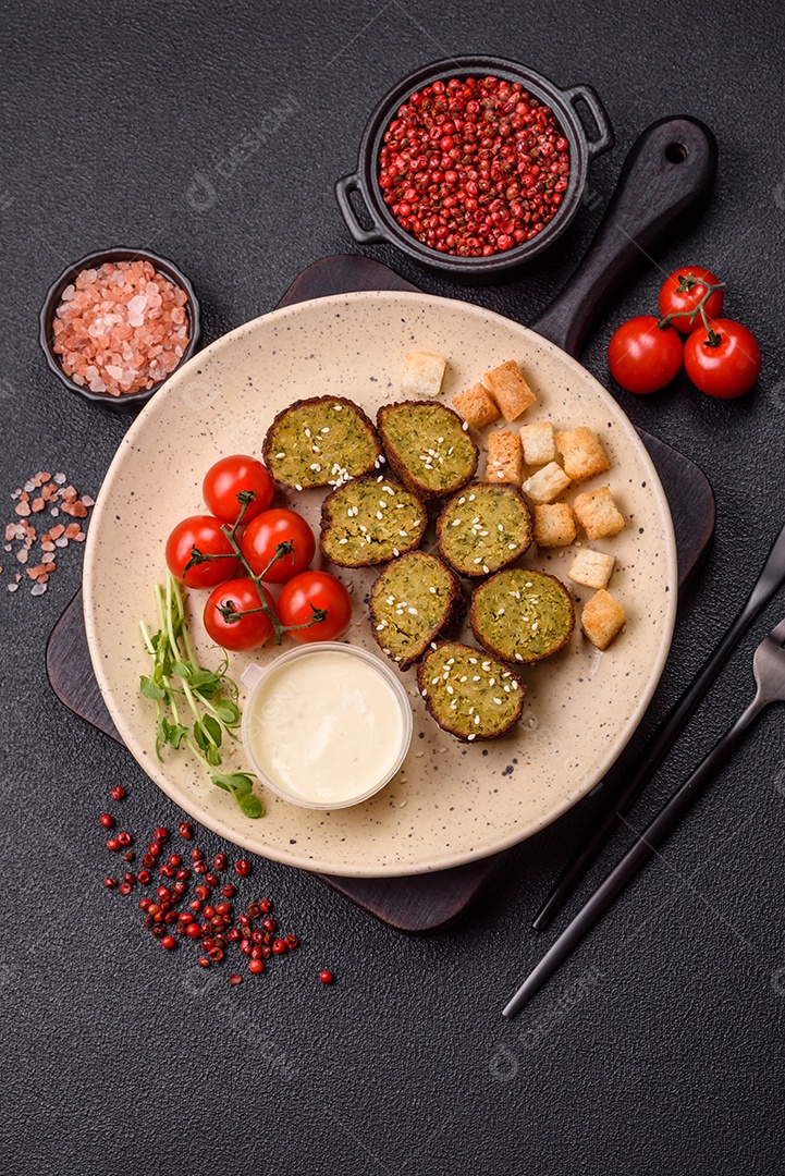 Imagem mostra um prato de falafel