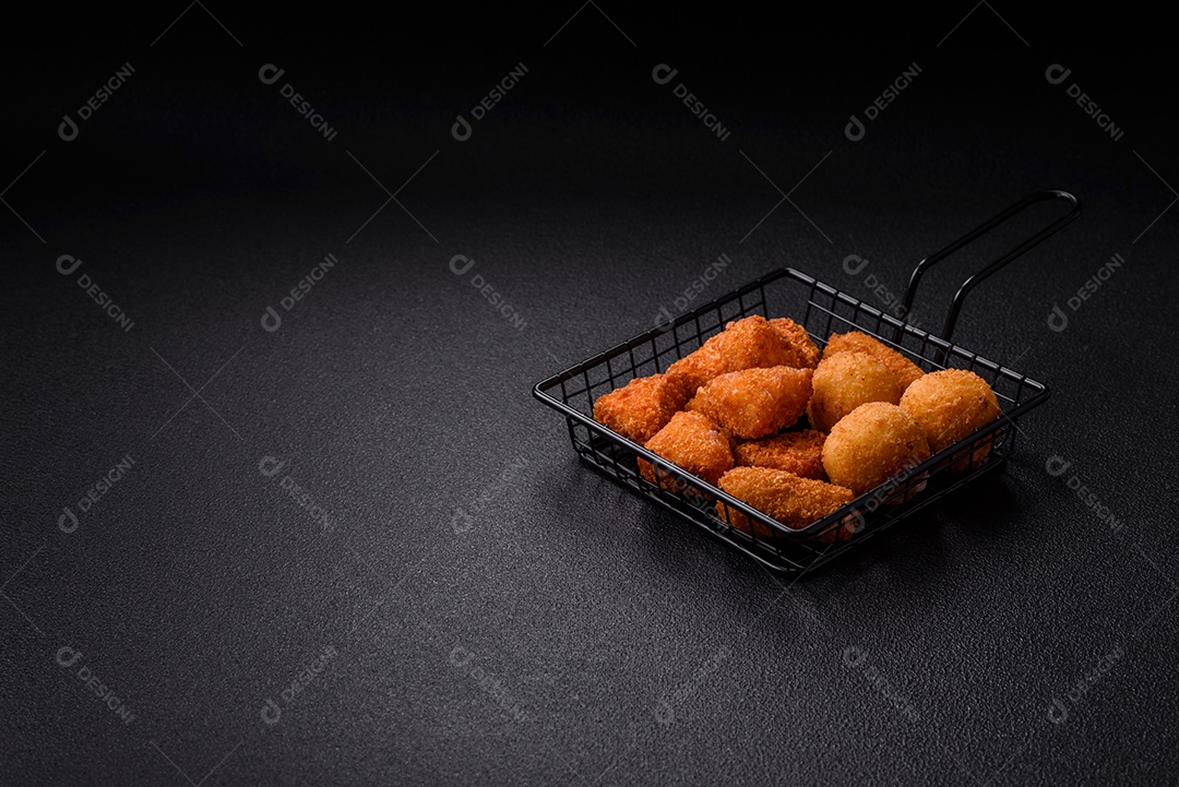 Imagem mostra nuggets de frango em um prato