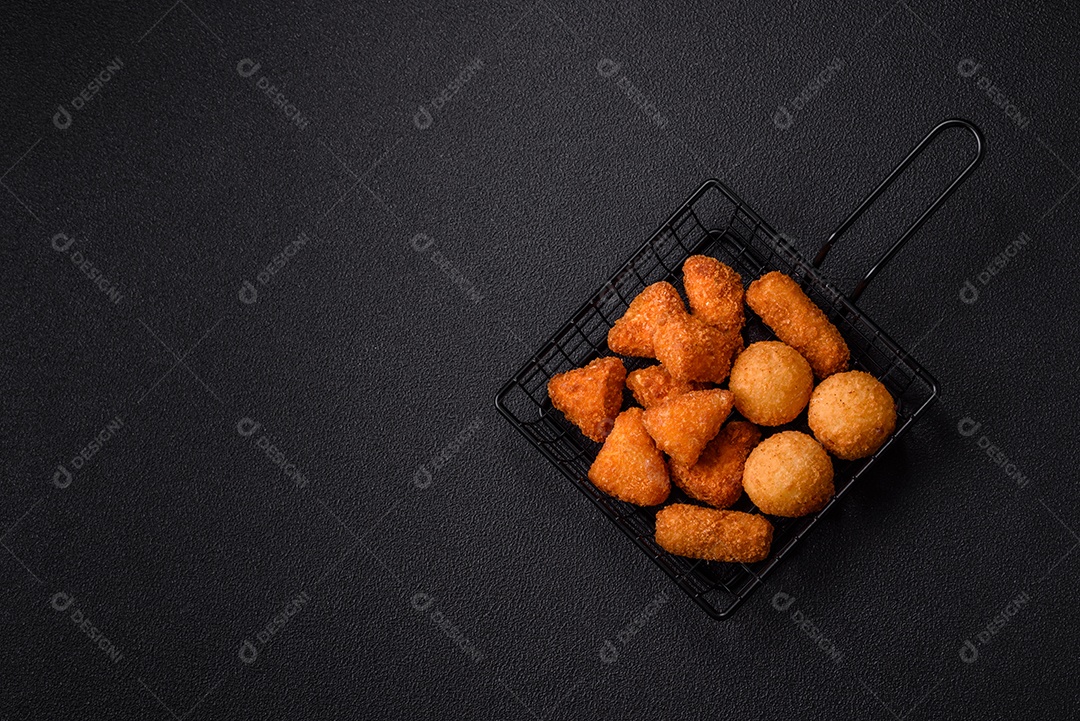 Imagem mostra nuggets de frango em um prato