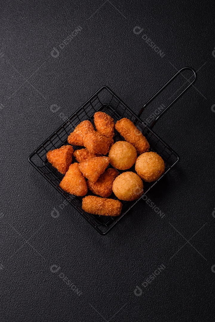 Imagem mostra nuggets de frango em um prato
