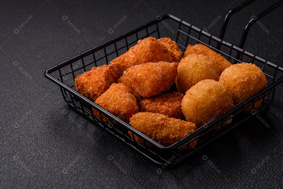 Imagem mostra nuggets de frango em um prato