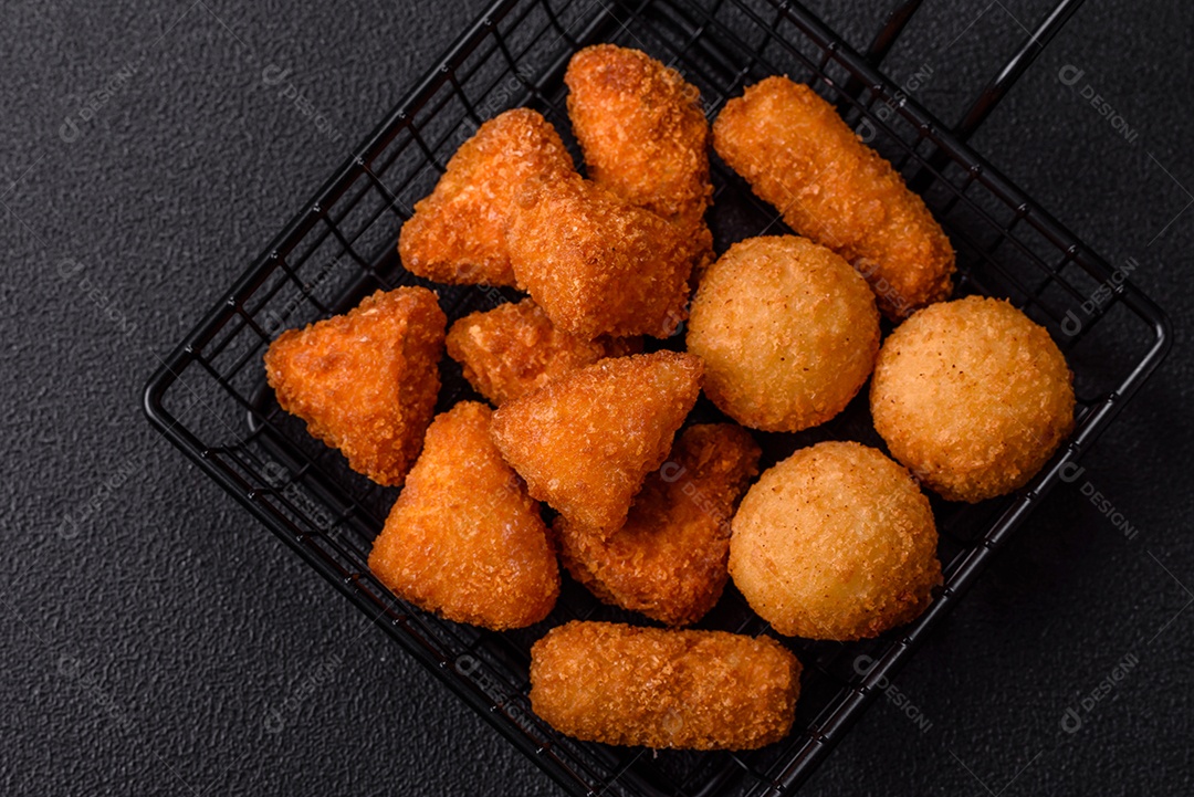Imagem mostra nuggets de frango em um prato