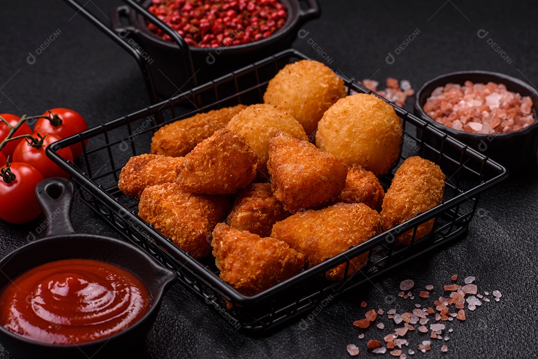 Imagem mostra nuggets de frango em um prato