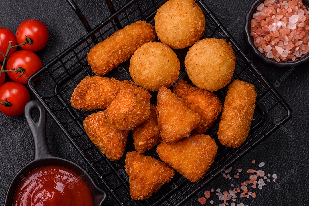 Imagem mostra nuggets de frango em um prato