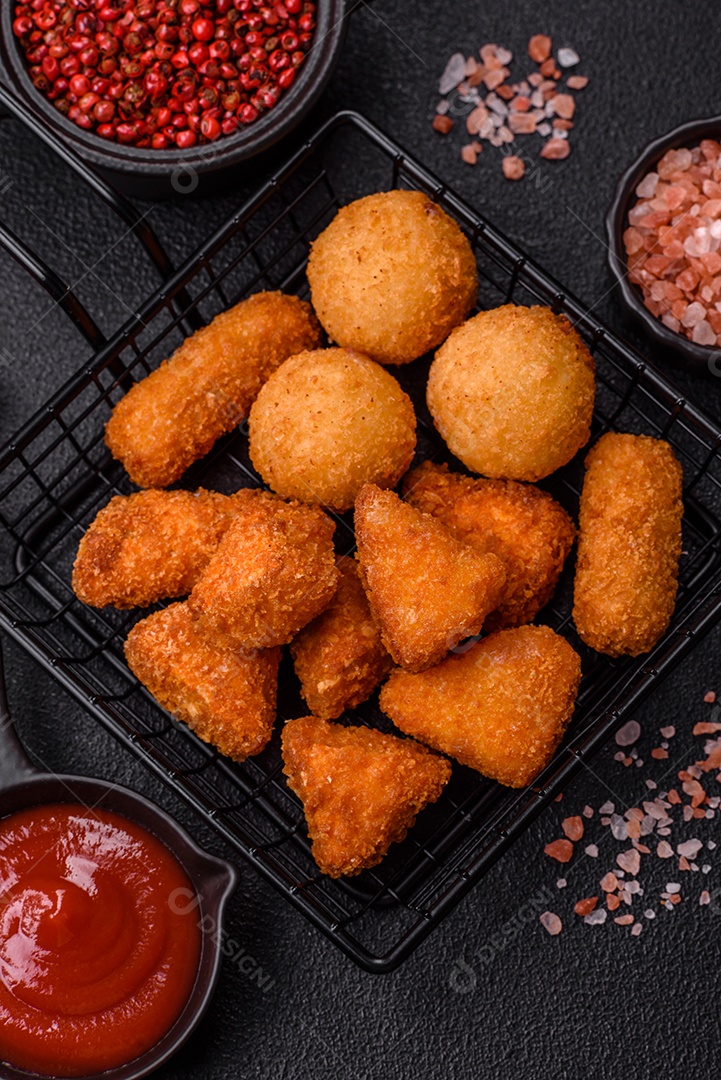 Imagem mostra nuggets de frango em um prato