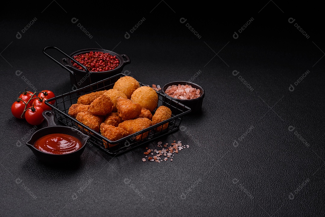 Imagem mostra nuggets de frango em um prato