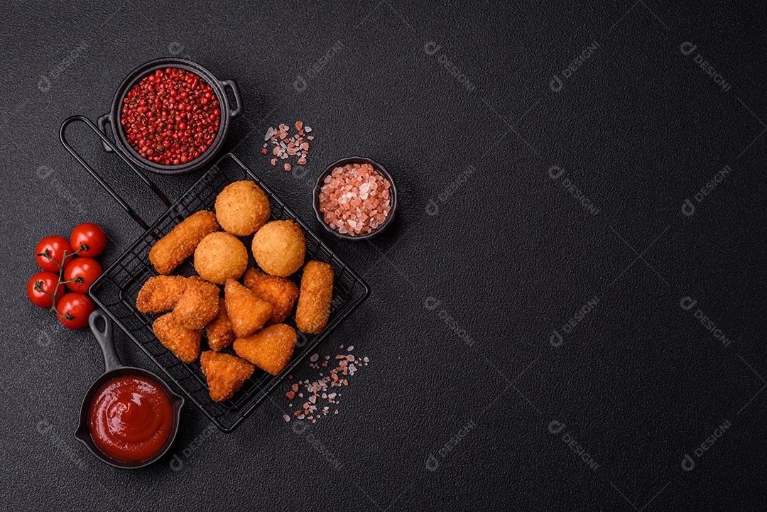 Imagem mostra nuggets de frango em um prato