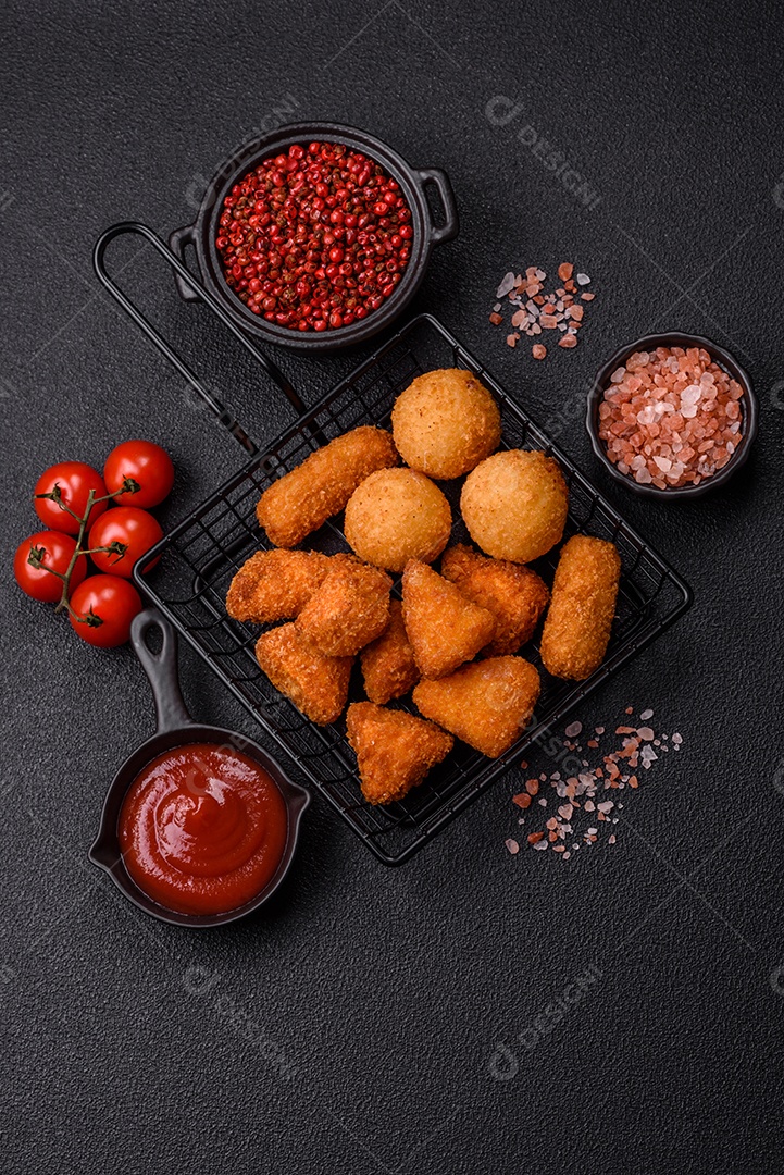 Imagem mostra nuggets de frango em um prato