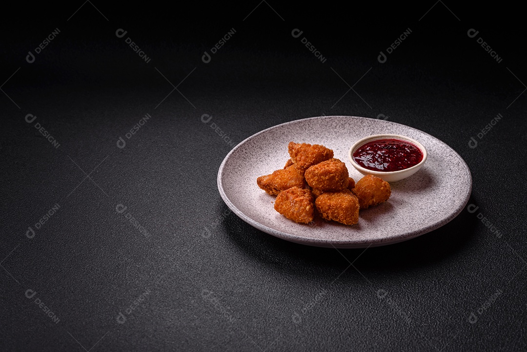 Imagem mostra nuggets de frango em um prato