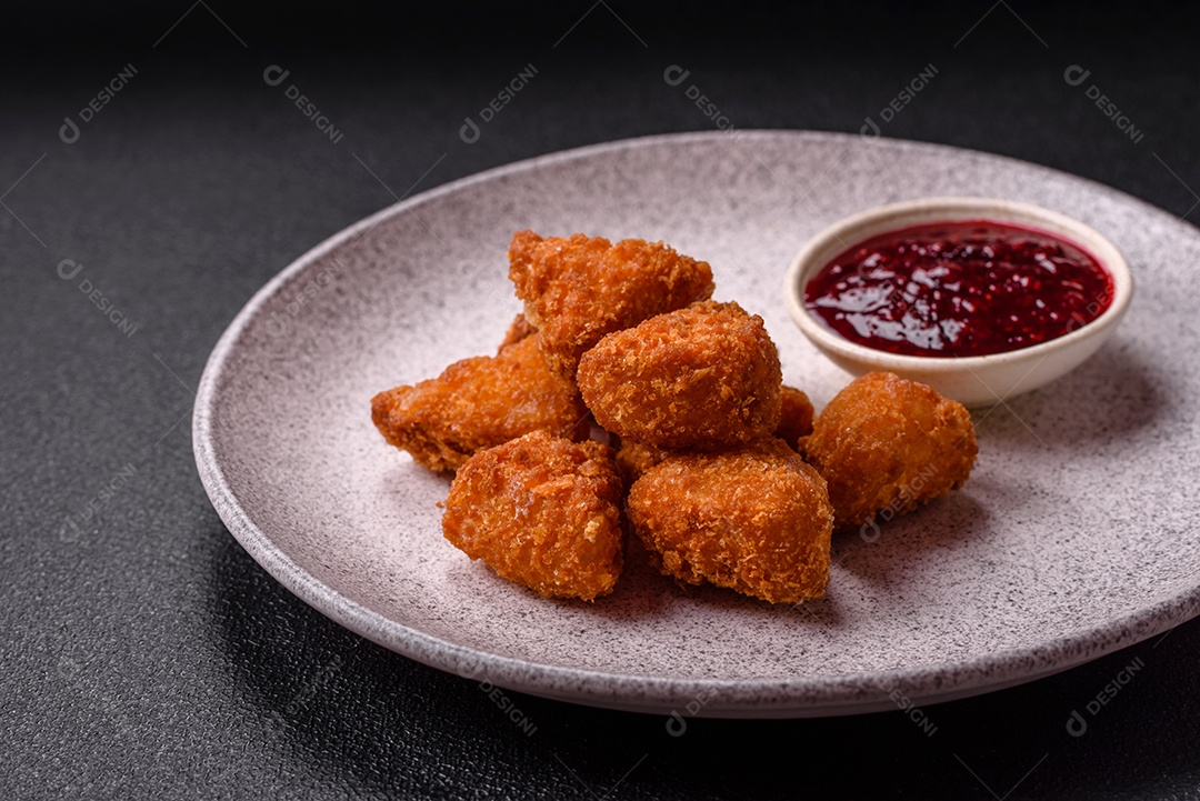 Imagem mostra nuggets de frango em um prato