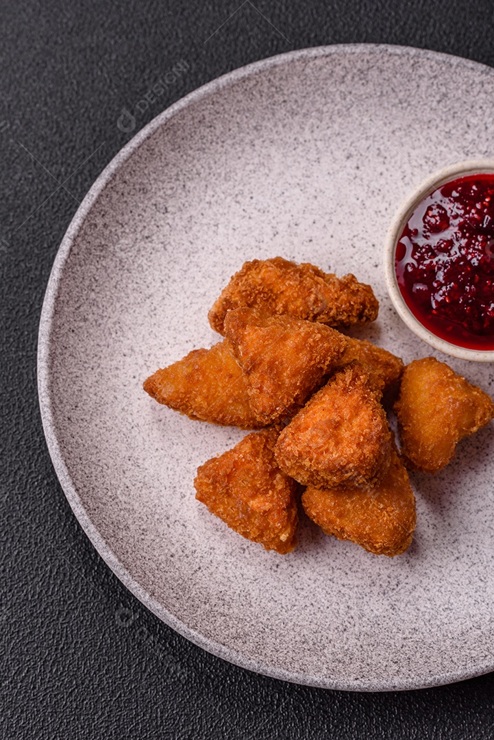 Imagem mostra nuggets de frango em um prato