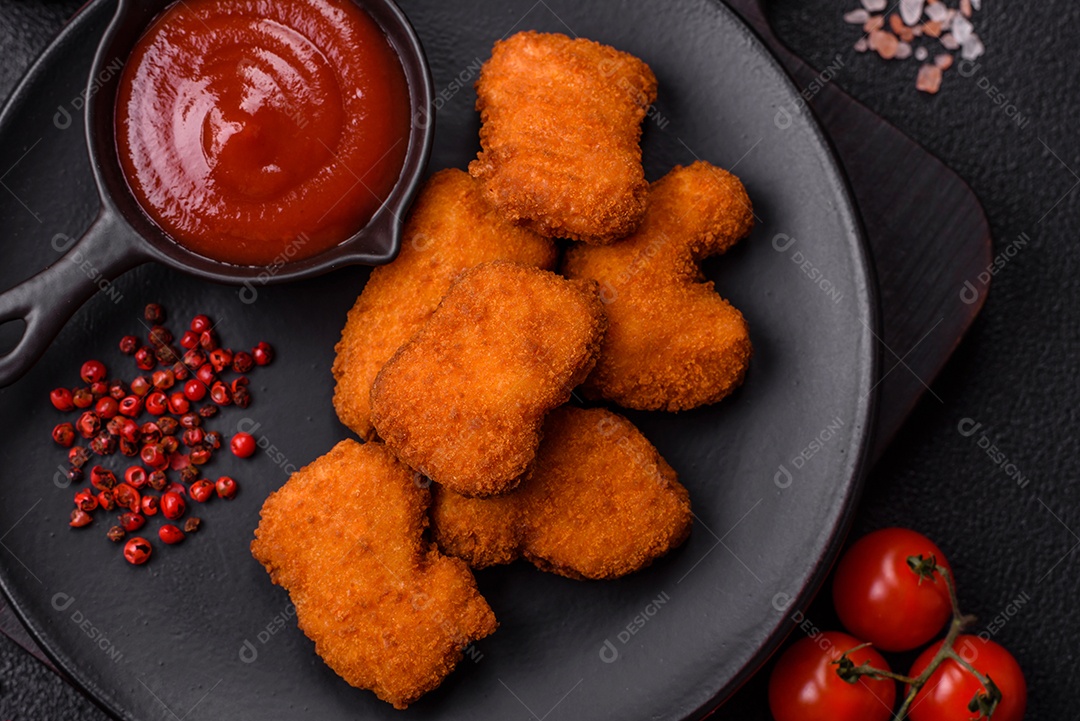 Imagem mostra palitos de frango empanados