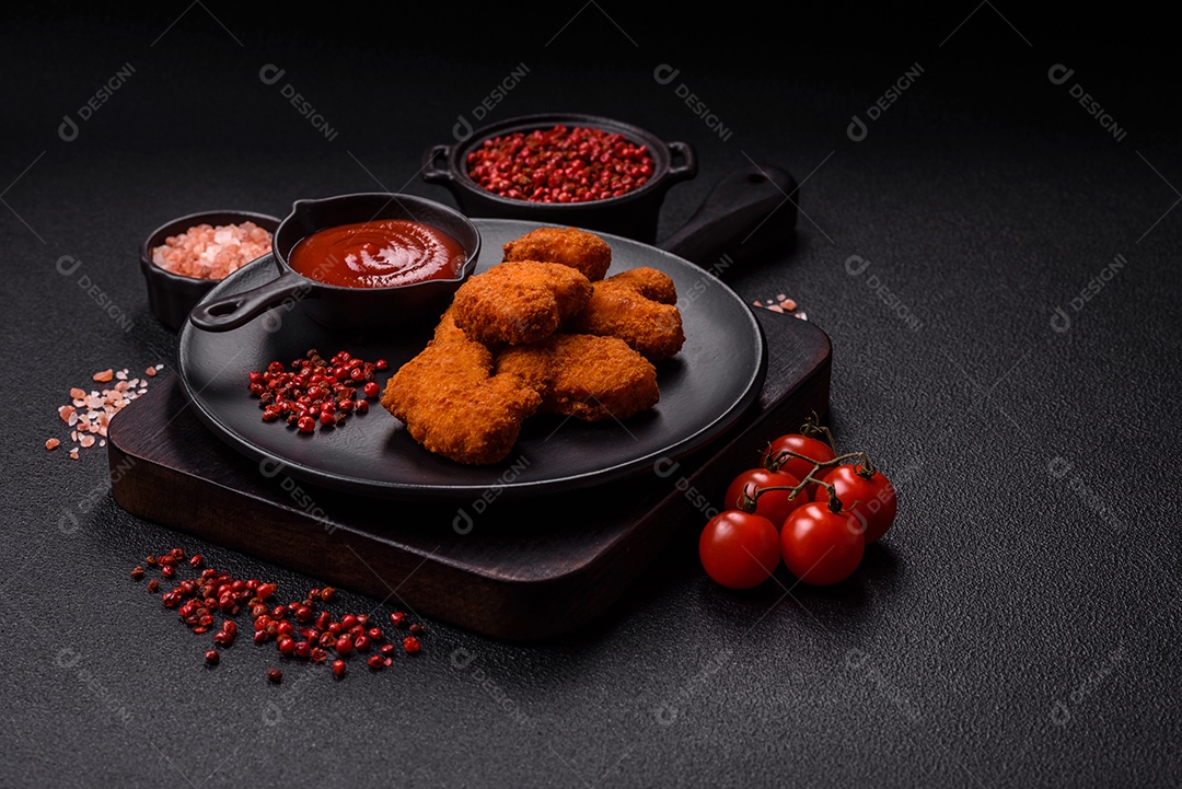 Imagem mostra palitos de frango empanados