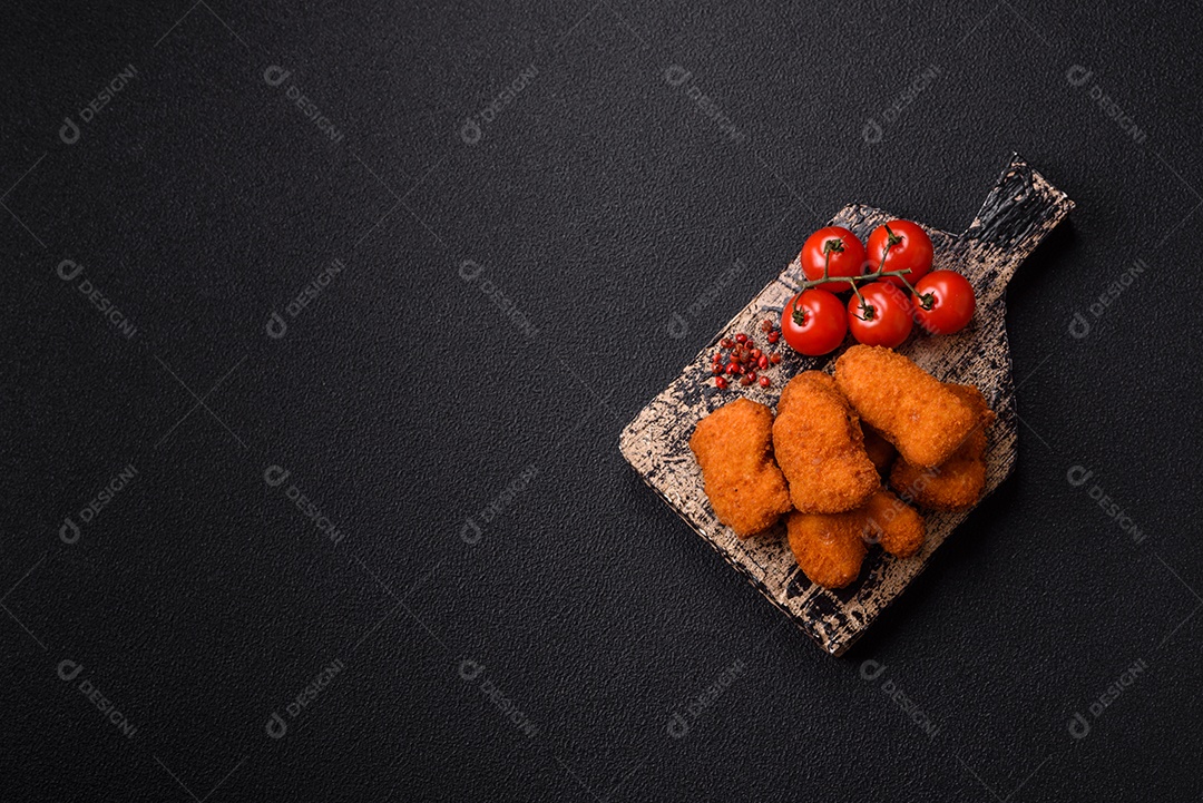 Imagem mostra bolinhas de queijo, um popular salgado brasileiro