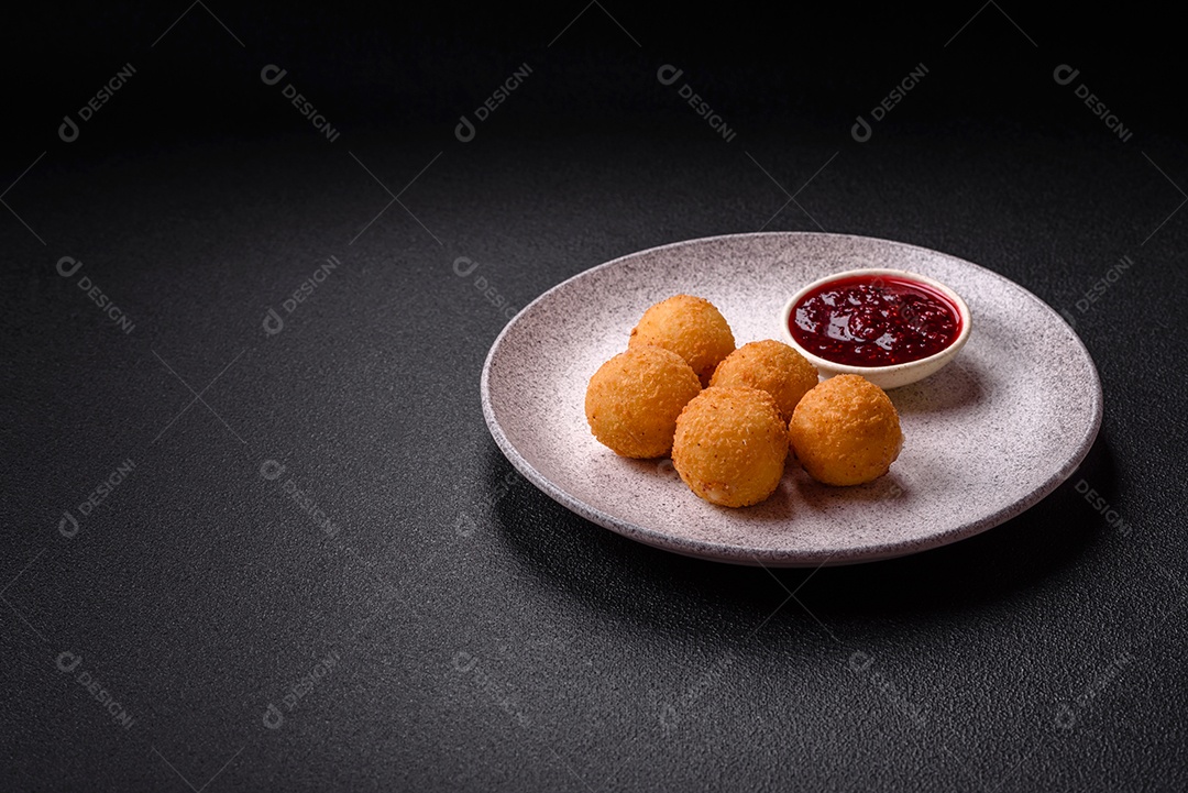 Imagem mostra bolinhas de queijo, um popular salgado brasileiro