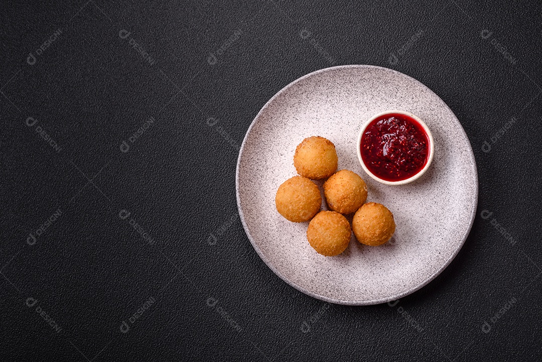 Imagem mostra bolinhas de queijo, um popular salgado brasileiro