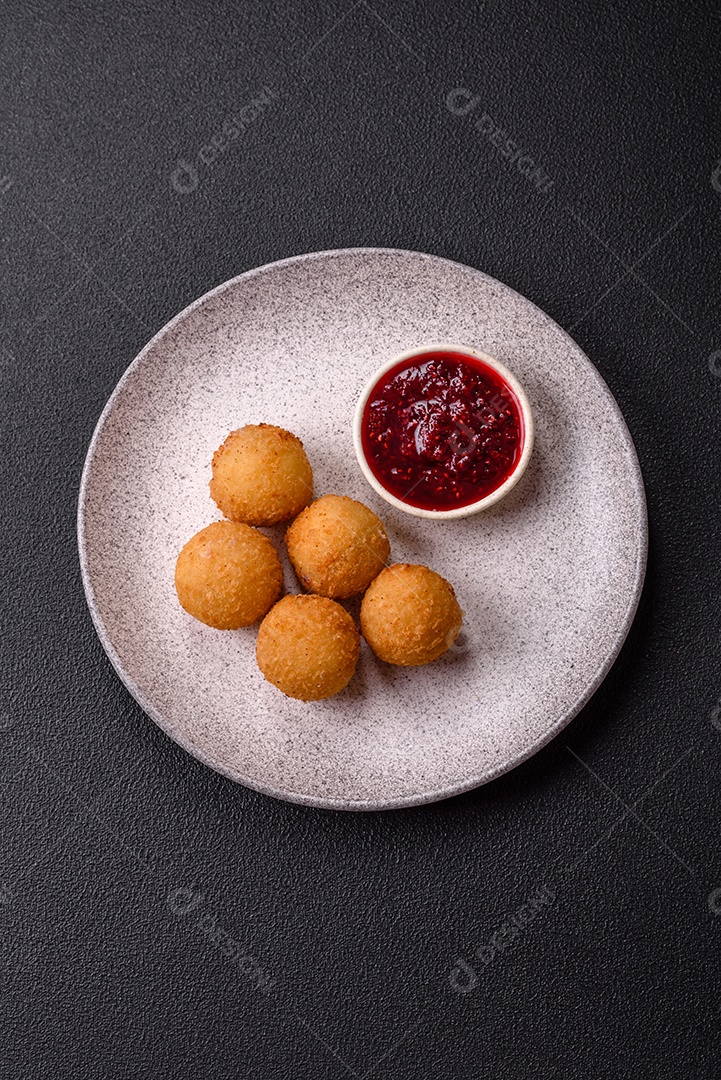 Imagem mostra bolinhas de queijo, um popular salgado brasileiro