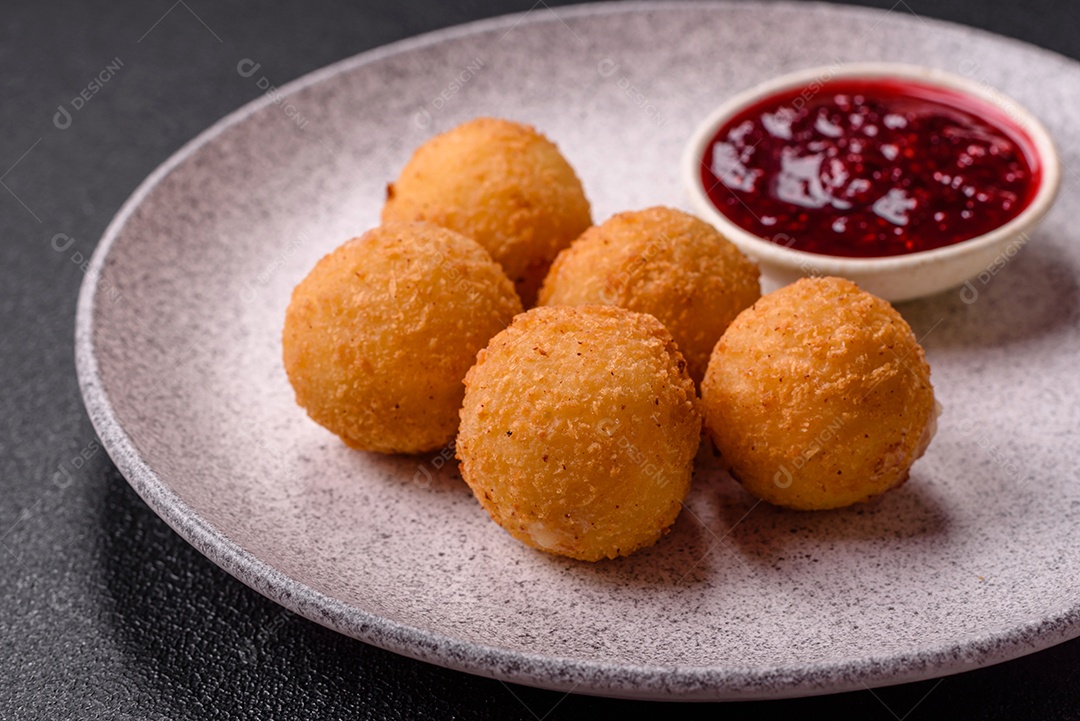 Imagem mostra bolinhas de queijo, um popular salgado brasileiro