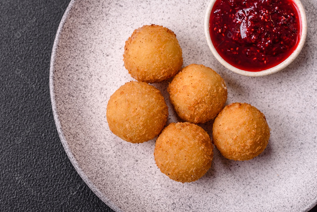 Imagem mostra bolinhas de queijo, um popular salgado brasileiro