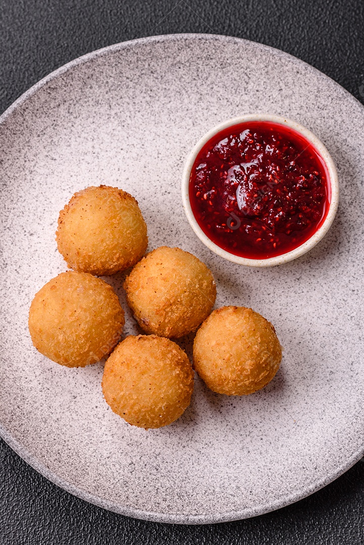 Imagem mostra bolinhas de queijo, um popular salgado brasileiro